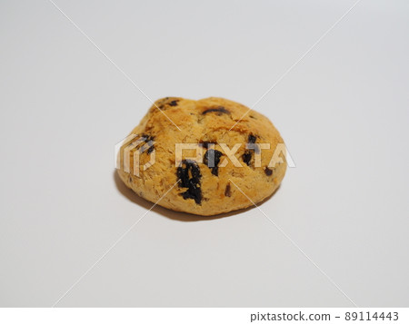 1 raisin scone on a white background 89114443