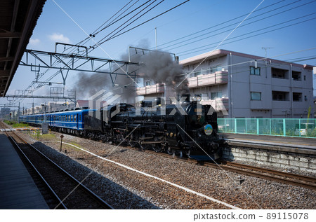 【日本】蒸汽機車在群馬高崎站月台上冒出黑煙。 89115078