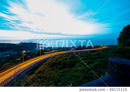 南島沖繩的天空、廣闊的大海和橋樑 89115118