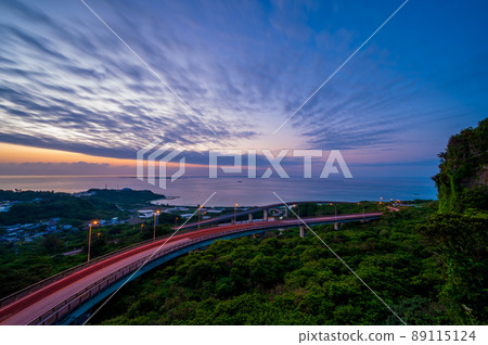 南島沖繩的日出天空，廣闊的大海和橋樑 89115124