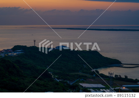 南島沖繩的日出天空和廣闊的大海 89115132