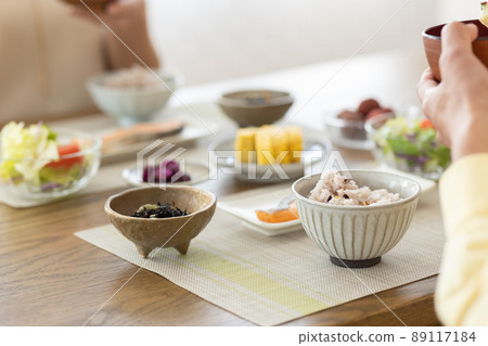 A couple taking breakfast 89117184