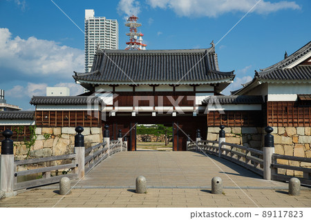 From the sunny Hiroshima Castle Gate Bridge to the Ninomaru Omote Gate and the flat turret (Hiroshima City, Hiroshima Prefecture) 89117823