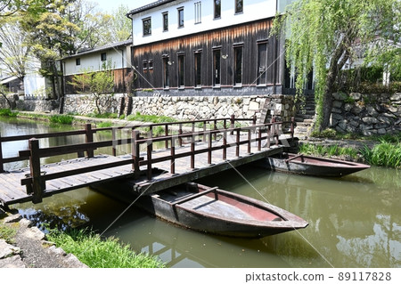 以船為橋樑的八幡堀橋 以船為橋樑的八幡堀橋 89117828