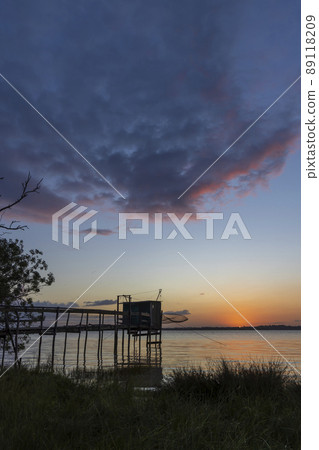Traditional fishing hut on river Gironde, Bordeaux, Aquitaine, France 89118209