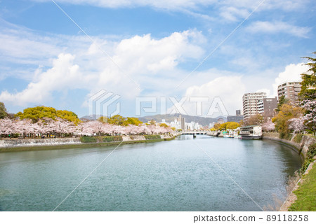 It is the scenery of the Peace Memorial Park in spring. The cherry blossoms are about to be in full bloom. Please have a bright atmosphere. Hiroshima Prefecture 89118258