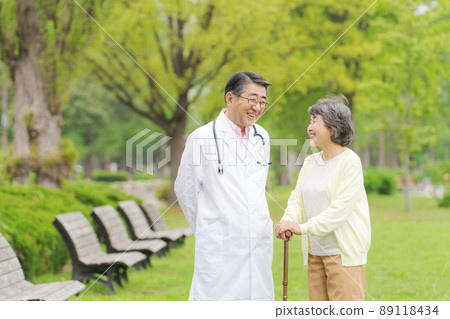 Doctor and senior woman outdoors 89118434