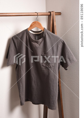 衣架上的普通 T 卹 89118696