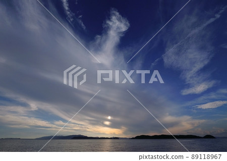 初夏海岸夜景籠罩著神秘雲層，超廣角，天基，210617pm 89118967