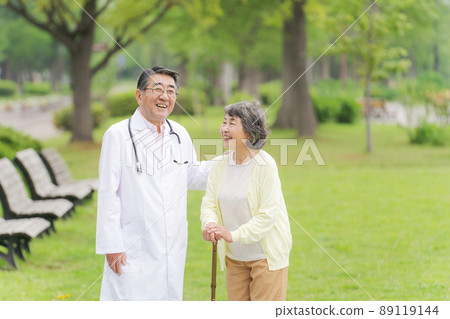 Doctor and senior woman outdoors 89119144