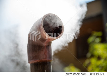 從管道噴出的熱水照片 89119471