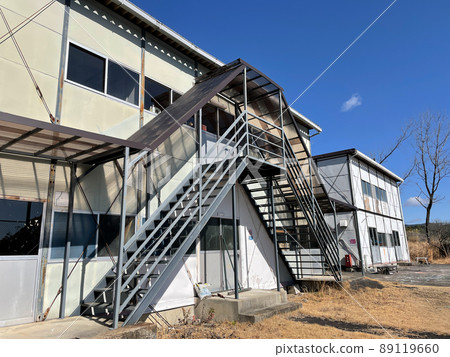Prefabricated club room next to the school building 89119660