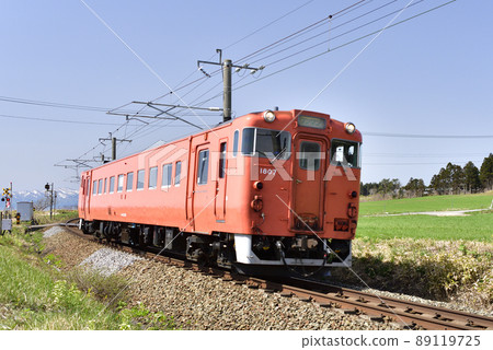 拍攝北海道北斗市南北海道鐵道普通列車春天的風景 89119725