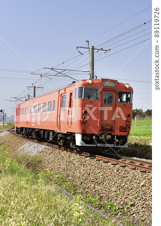 拍攝北海道北斗市南北海道鐵道普通列車春天的風景 89119726