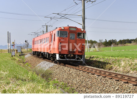 拍攝北海道北斗市南北海道鐵道普通列車春天的風景 89119727
