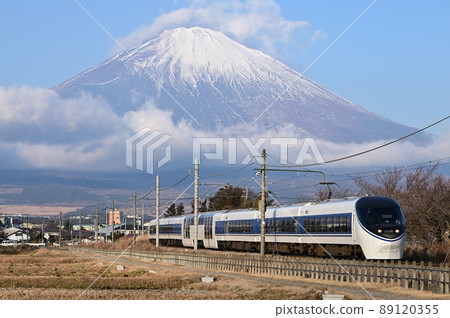 以富士山為背景疾馳的特快朝霧 以富士山為背景疾馳的特快朝霧 89120355