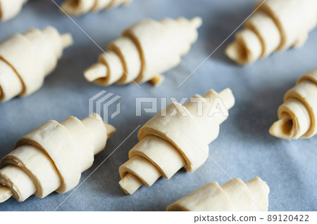Croissant proof straight. 89120422