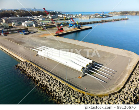 北海道江差鎮江差港碼頭風力發電風車葉片春季鳥瞰圖 北海道江差鎮江差港碼頭風力發電風車葉片春季鳥瞰圖 89120670