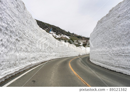 Spring Zao Echo Line Snow Corridor (Snow Wall) Zao Town, Miyagi Prefecture 89121382