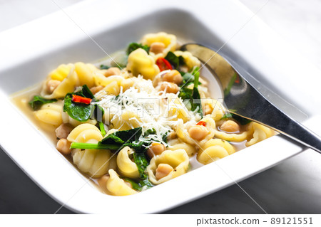 soup with spinach, chickpeas and pasta 89121551