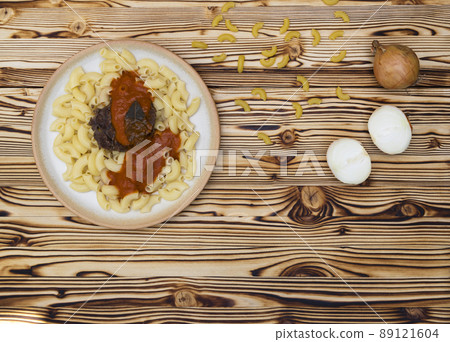 beef meat with tomato sauce and pasta 89121604