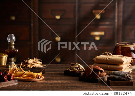 Close view of chinese traditional herb ginseng mushroom in wooden table 89122474