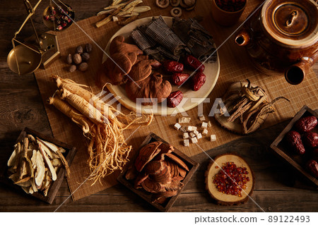 Close view of chinese traditional herb ginseng mushroom in wooden table  89122493