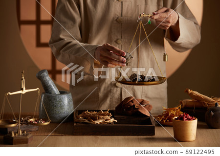 Close view of chinese traditional herb ginseng mushroom in wooden table  89122495