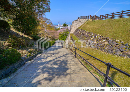 Overlooking the return slope from the vicinity of Sannomaru in Marugame Castle in Marugame City, Kagawa Prefecture in spring Overlooking the return slope from the vicinity of Sannomaru in Marugame Castle in Marugame City, Kagawa Prefecture in spring 89122500
