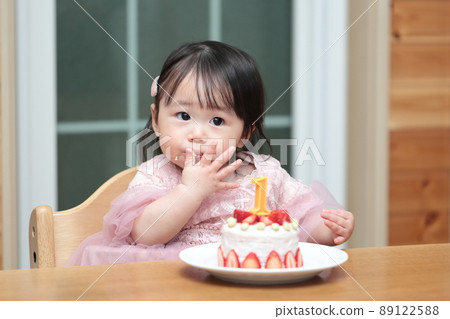 Daughter eating smash cake on her 1st birthday 89122588