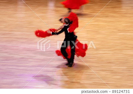 motion blur couple dancer dancing waltz 89124731
