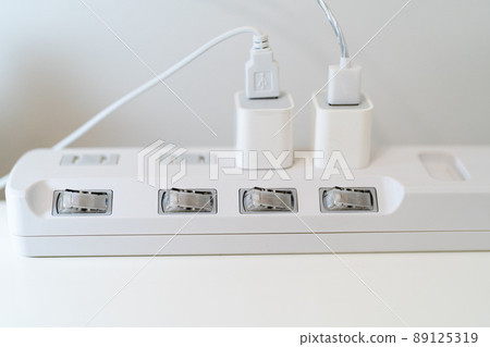 將充電線插入電源板 帶開關的多插頭 89125319