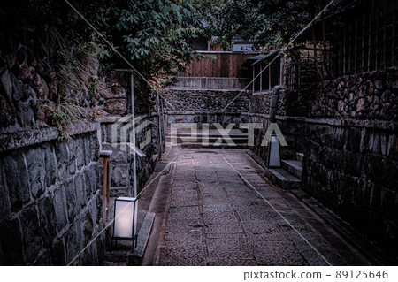 Photographed an alley in Higashiyama Ward, Kyoto City 89125646