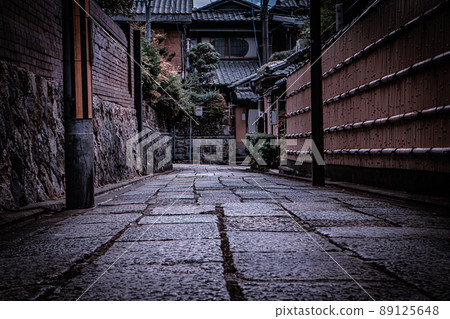 Photographed an alley in Higashiyama Ward, Kyoto City Photographed an alley in Higashiyama Ward, Kyoto City 89125648