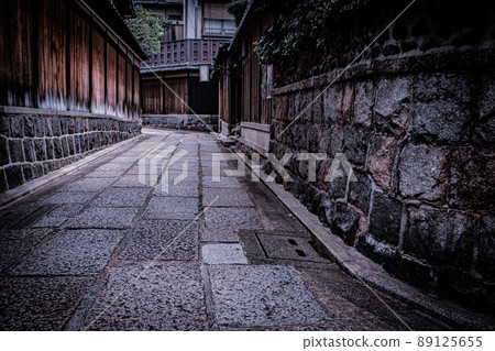 Photographed an alley in Higashiyama Ward, Kyoto City 89125655
