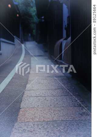 Photographed an alley in Higashiyama Ward, Kyoto City Photographed an alley in Higashiyama Ward, Kyoto City 89125664