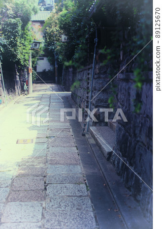 Photographed an alley in Higashiyama Ward, Kyoto City 89125670