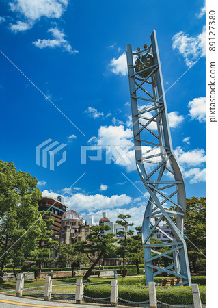 和平鐘樓與原爆圓頂垂直組合(和平紀念公園)(廣島縣廣島市中區) 和平鐘樓與原爆圓頂垂直組合(和平紀念公園)(廣島縣廣島市中區) 89127380