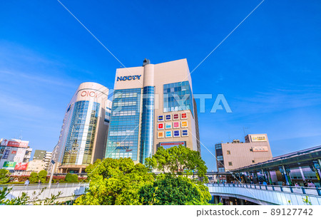 日本川崎市街景 在藍天和清新的綠色中閃耀的同時，您可以看到可以欣賞日落的溝口站前 89127742