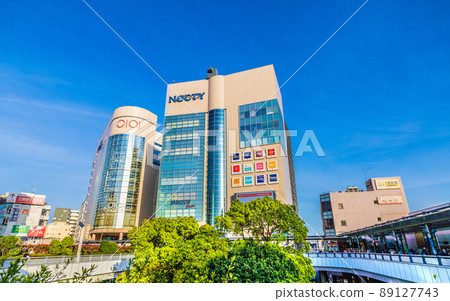 日本川崎市街景 在藍天和清新的綠色中閃耀的同時，您可以看到可以欣賞日落的溝口站前 89127743