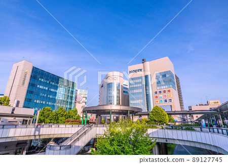 日本川崎市街景 在藍天和清新的綠色中閃耀的同時,您可以看到可以欣賞日落的溝口站前 日本川崎市街景 在藍天和清新的綠色中閃耀的同時,您可以看到可以欣賞日落的溝口站前 89127745