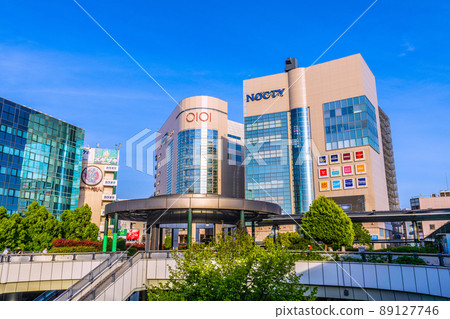 日本川崎市街景 在藍天和清新的綠色中閃耀的同時,您可以看到可以欣賞日落的溝口站前 日本川崎市街景 在藍天和清新的綠色中閃耀的同時,您可以看到可以欣賞日落的溝口站前 89127746