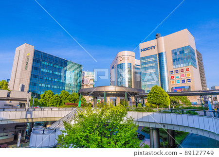 日本川崎市街景 在藍天和清新的綠色中閃耀的同時,您可以看到可以欣賞日落的溝口站前 日本川崎市街景 在藍天和清新的綠色中閃耀的同時,您可以看到可以欣賞日落的溝口站前 89127749