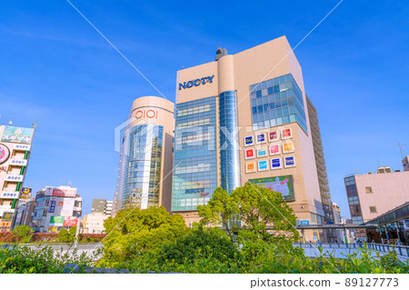 日本川崎市街景 在藍天和清新的綠色中閃耀的同時，您可以看到可以欣賞日落的溝口站前 89127773