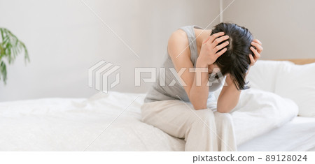 Female middle bed poor physical condition 89128024