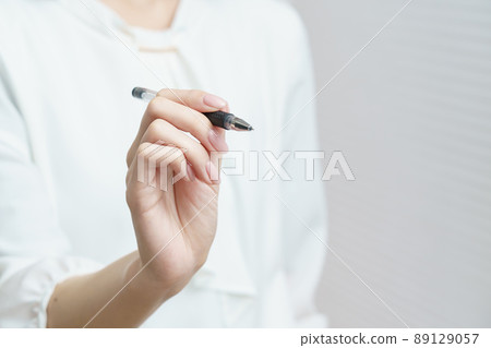 拿著圓珠筆的手 89129057