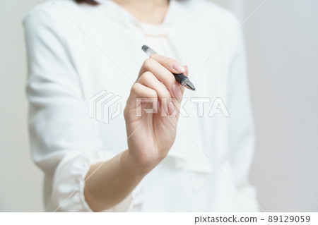 拿著圓珠筆的手 拿著圓珠筆的手 89129059