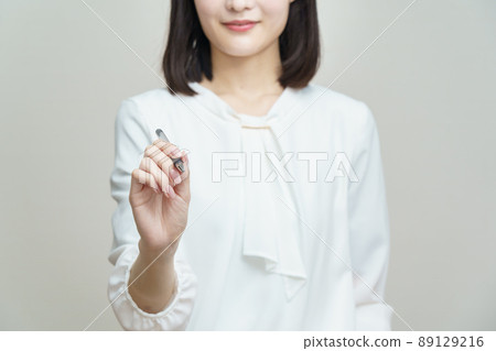 拿著圓珠筆的手 89129216