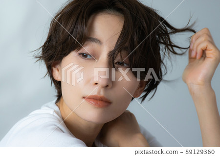 A woman with short hair 89129360