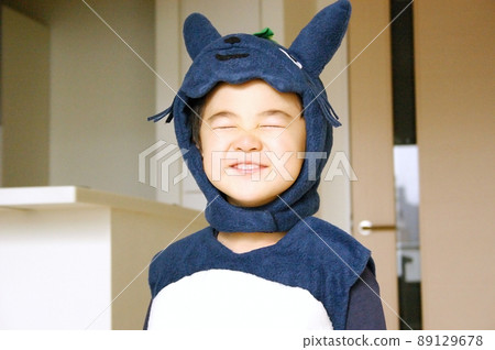 一個男孩閉上眼睛，為他的戲服歡欣鼓舞 89129678